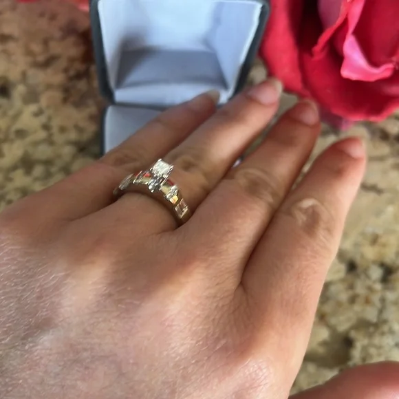 Princess cut. Diamond. Engagement Ring - Picture 12 of 16